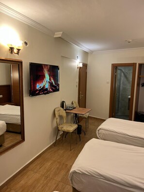 Egyptian cotton sheets, premium bedding, down comforters, minibar - Hotel Rio (Istanbul)