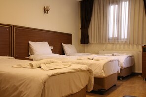 Triple Room | Egyptian cotton sheets, premium bedding, down comforters, minibar - Hotel Rio (Istanbul)