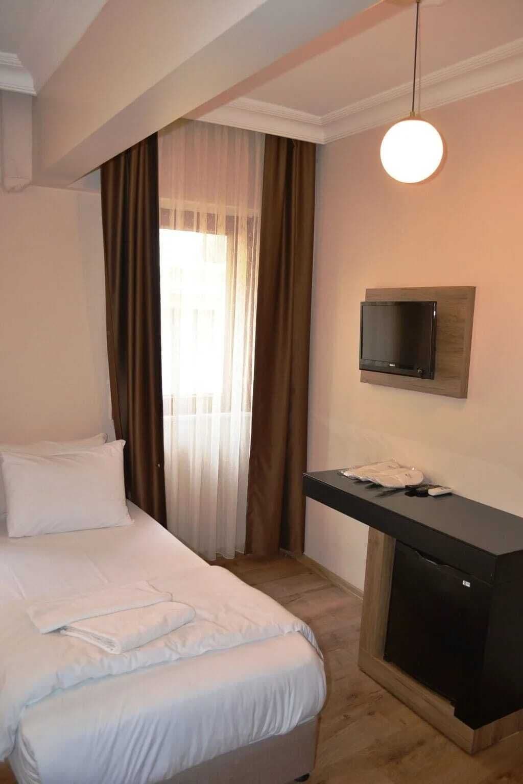 Single Room | Egyptian cotton sheets, premium bedding, down comforters, minibar