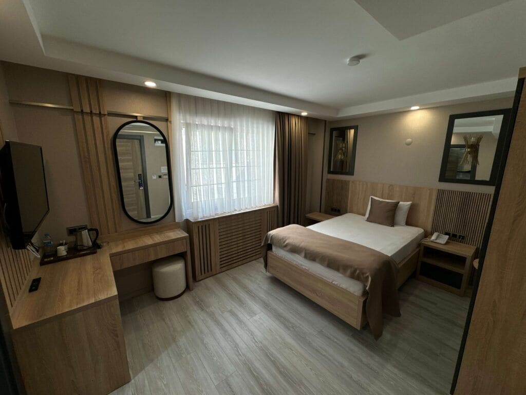 Eenpersoonskamer | Luxe beddengoed, een minibar, een kluis op de kamer, een bureau