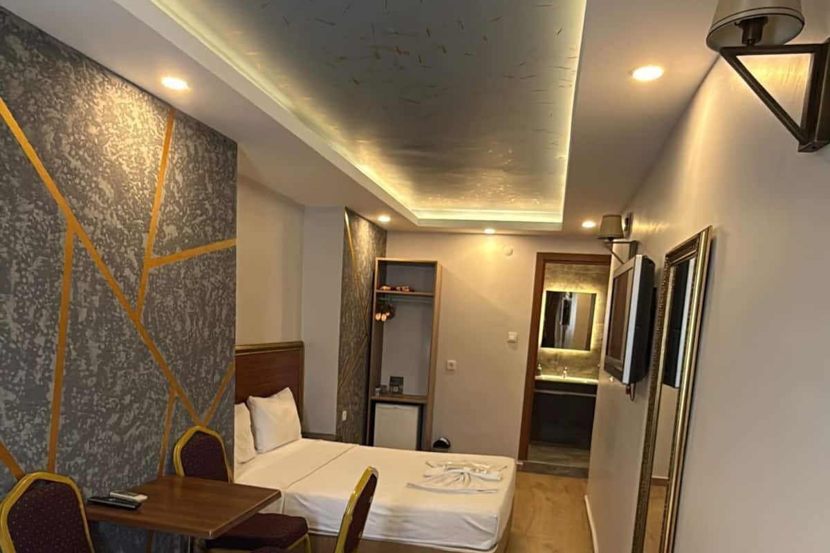 Kolmen hengen huone | Ylelliset vuodevaatteet, minibaari, tallelokero huoneessa, työpöytä