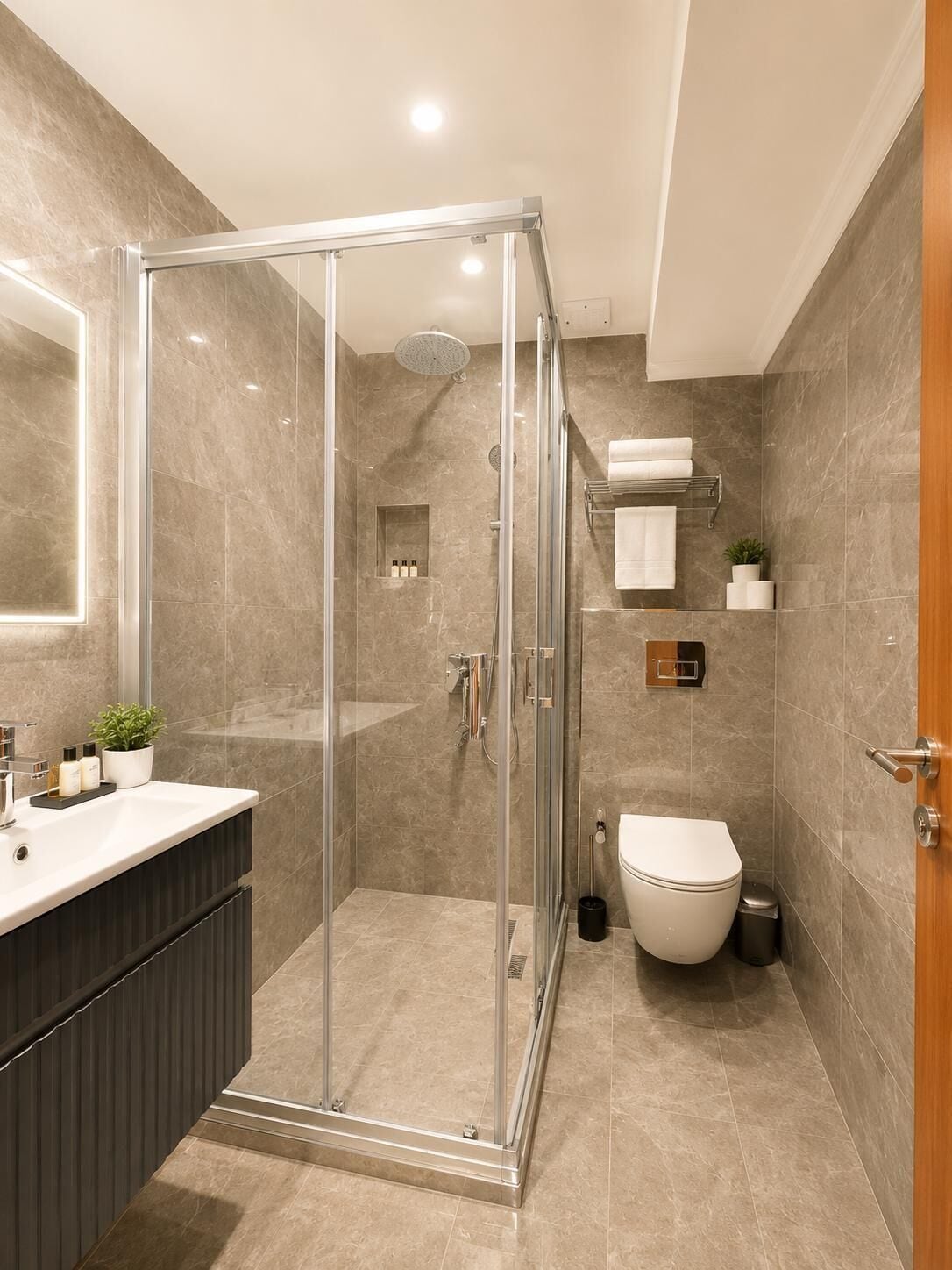 Vierpersoonskamer | Badkamer | Een douche, gratis toiletartikelen, een haardroger, pantoffels
