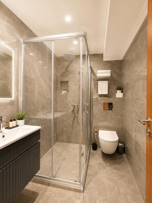 Quadruple Room | Bathroom | Shower, free toiletries, hair dryer, slippers - Hotel Real Life (Istanbul)