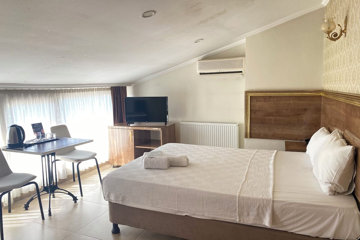 Single Room | Premium bedding, minibar, in-room safe, desk