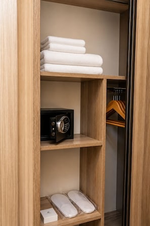 Premium-sengetøj, minibar, pengeskab på værelset, skrivebord