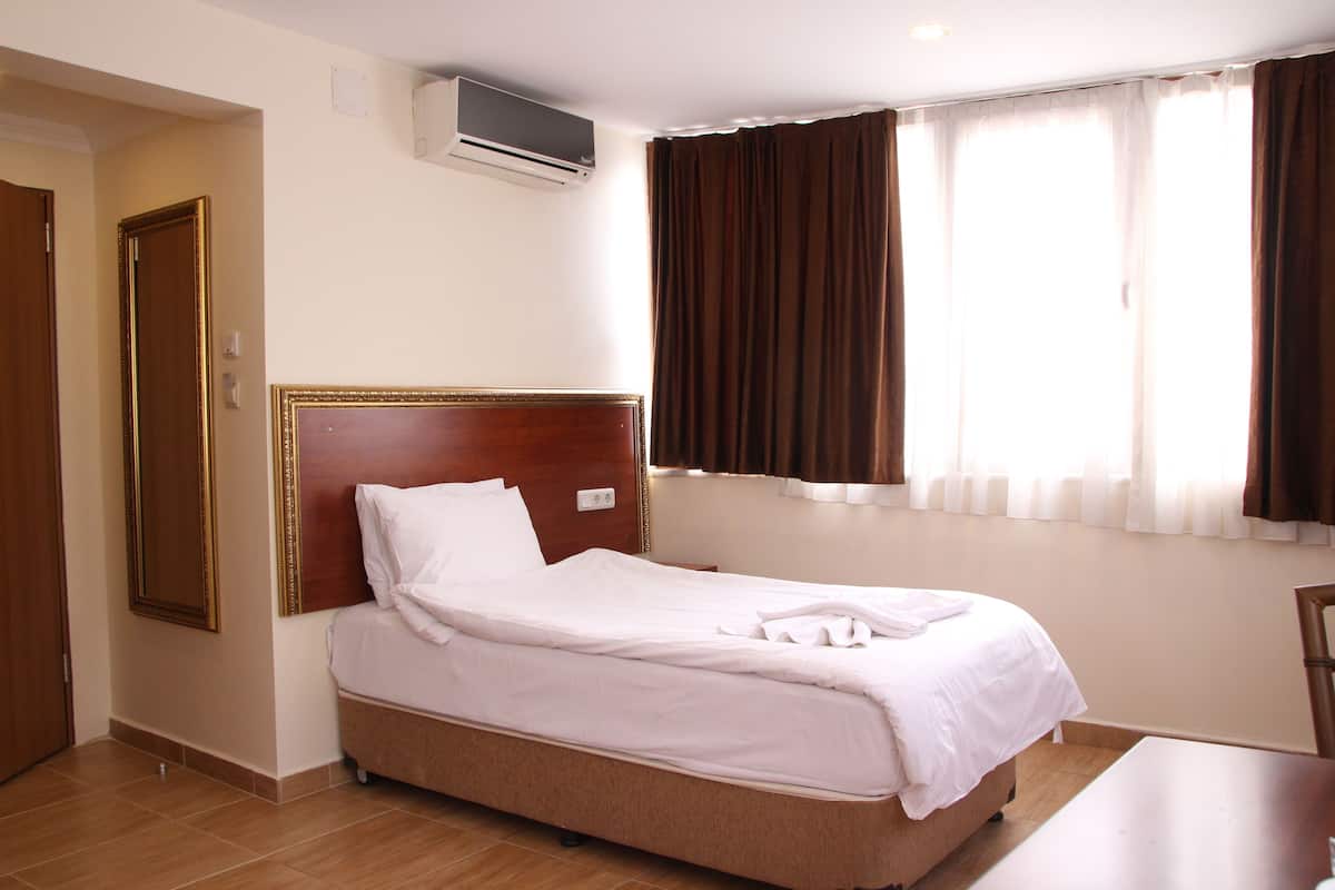 Yhden hengen huone | Ylelliset vuodevaatteet, minibaari, tallelokero huoneessa, työpöytä