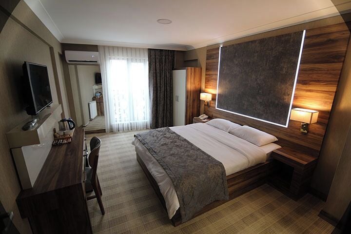 Tweepersoonskamer | Luxe beddengoed, een minibar, een kluis op de kamer, een bureau