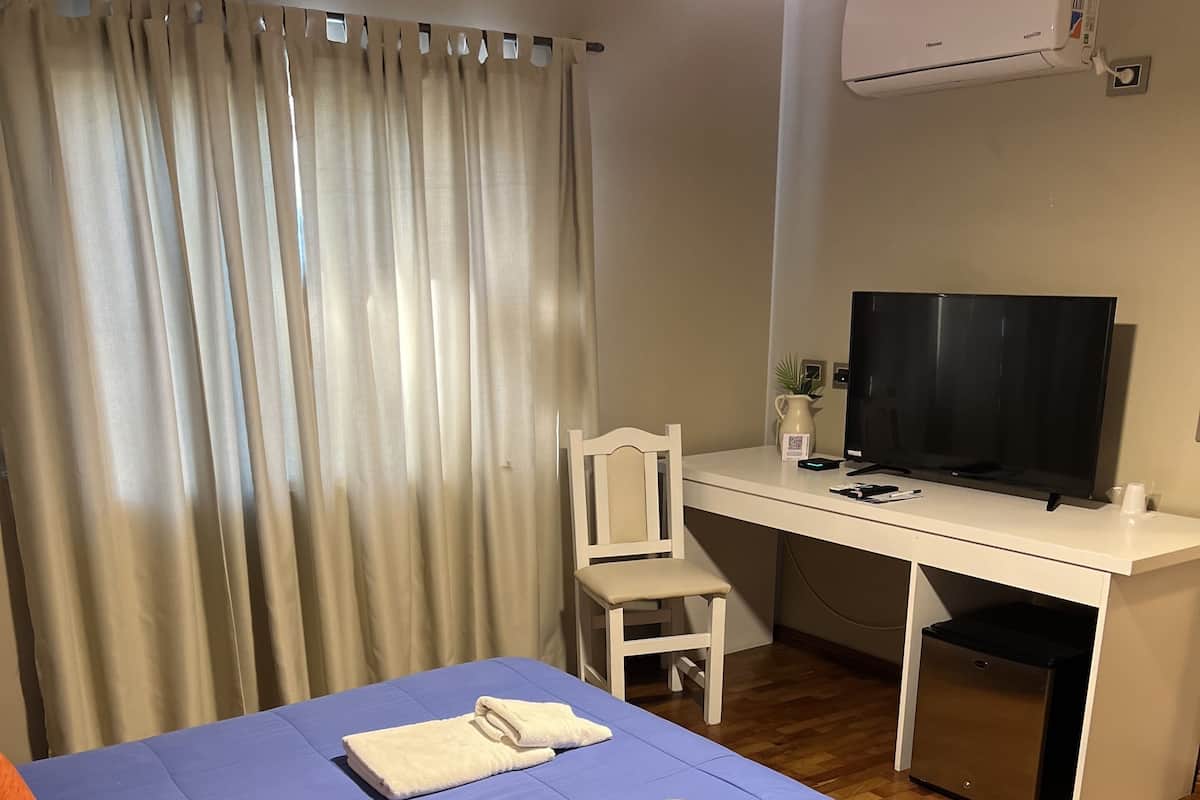 Biancheria da letto di alta qualità, materassi a doppio strato, minibar
