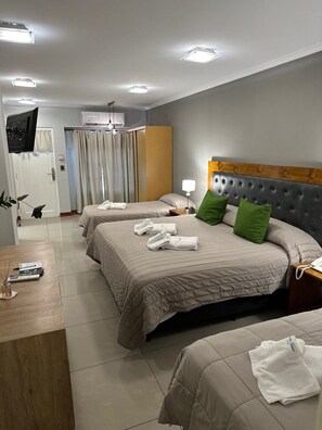 Premium bedding, pillow-top beds, minibar, in-room safe - Hotel Garden House (Rio Cuarto)