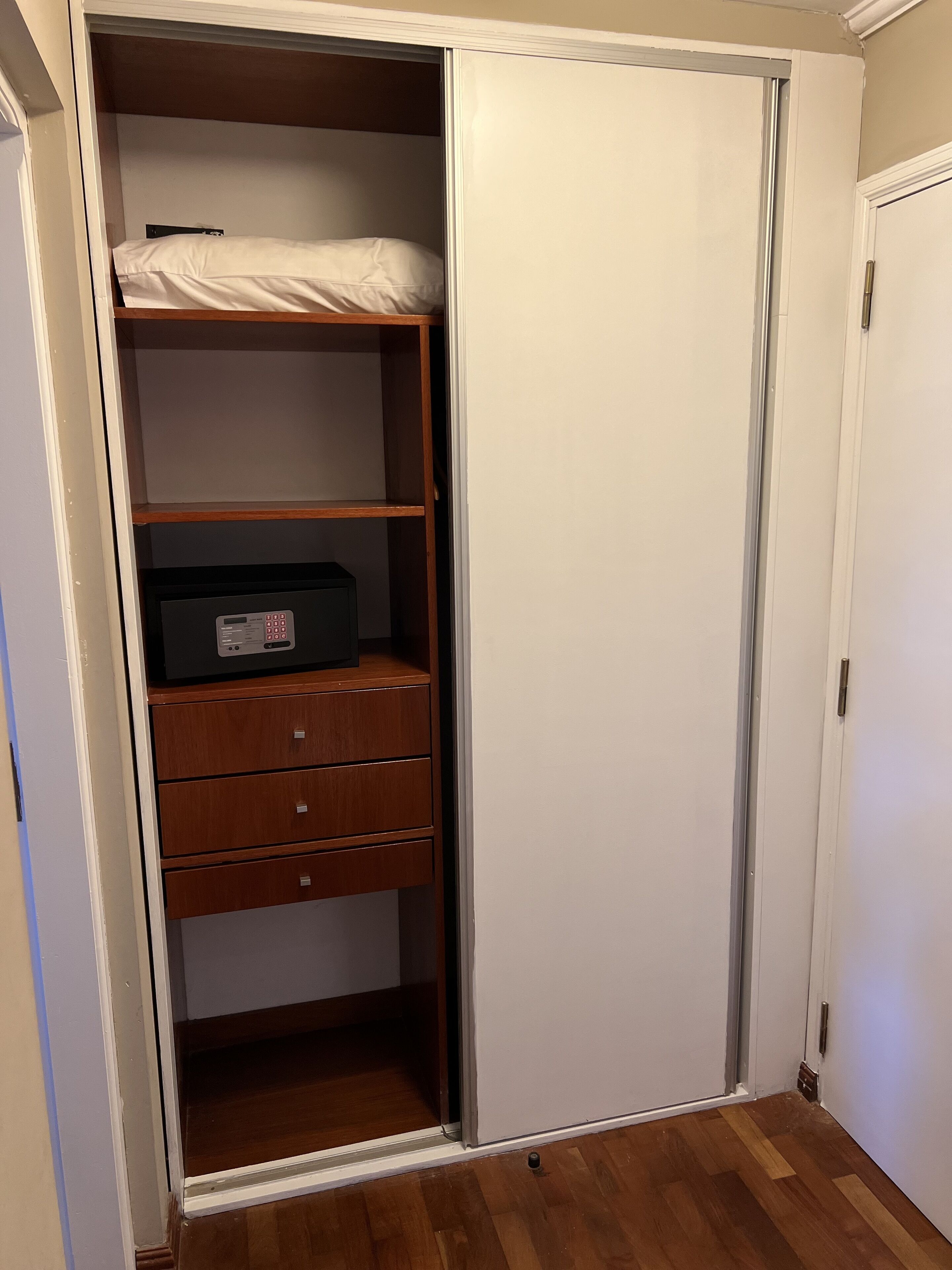 single room | premium bedding, pillow-top beds, minibar, in-room safe