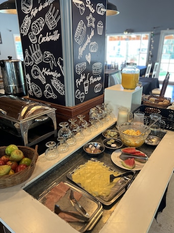 Petit déjeuner continental compris tous les jours. Hotel Garden House