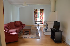 2 bedrooms, desk, free cots/infant beds, free rollaway beds