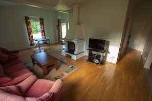 2 bedrooms, desk, free cots/infant beds, free rollaway beds