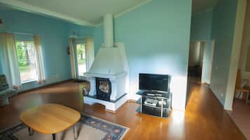 Family House, 2 Bedrooms | 2 bedrooms, desk, free cribs/infant beds, free rollaway beds