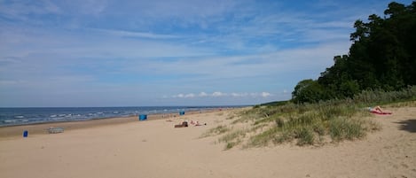 På stranden