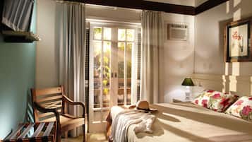 Minibar, in-room safe, bed sheets