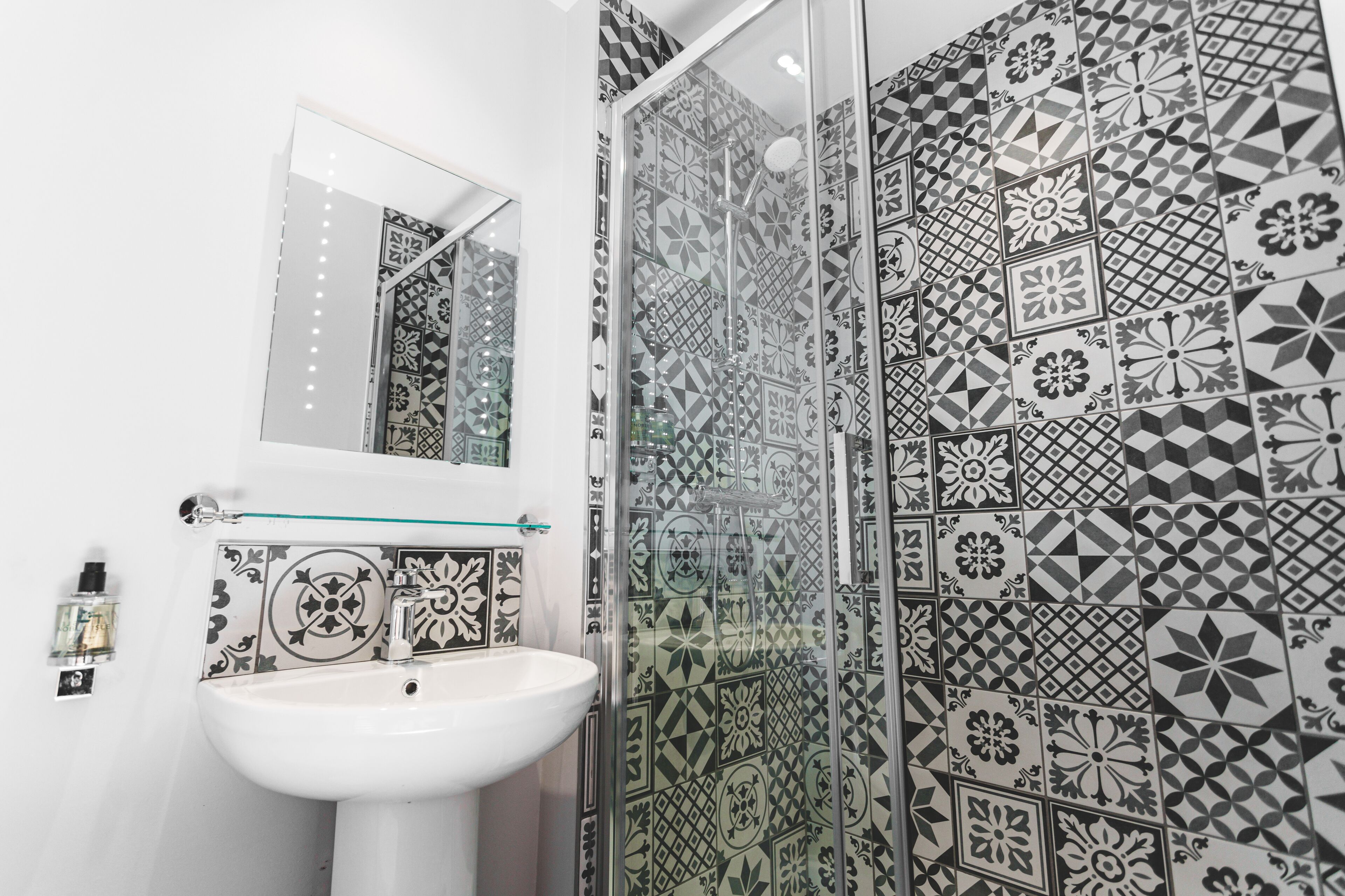 Double Room | Bathroom | Shower, free toiletries, towels