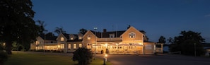 A large, multi-story hotel with a prominent entrance and outdoor seating area. - Gränna Strandhotell (Gränna)
