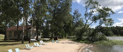 近隣のプライベートビーチ、サンラウンジャー、カヤック