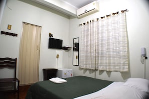 Cortinas blackout y tabla de planchar con plancha 