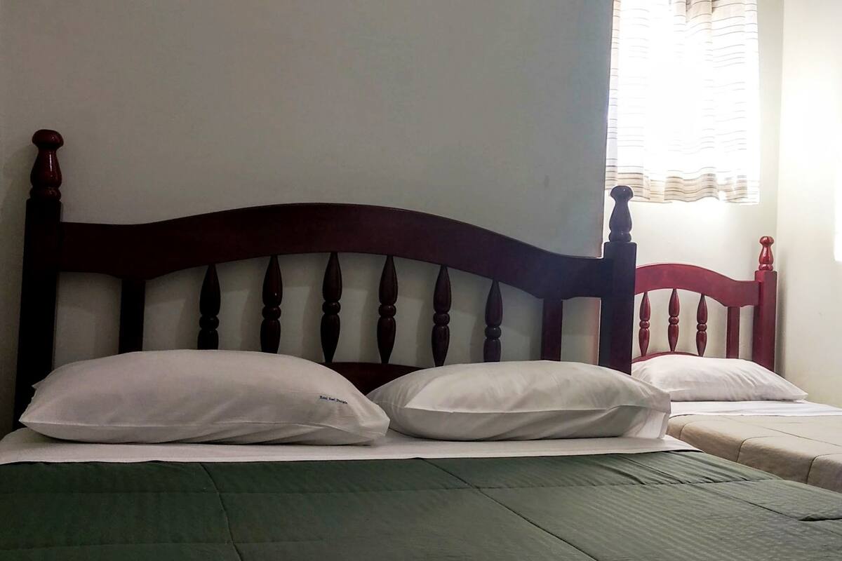Dreibettzimmer | Verdunkelungsvorhänge, Bügeleisen/Bügelbrett, kostenlose Zustellbetten