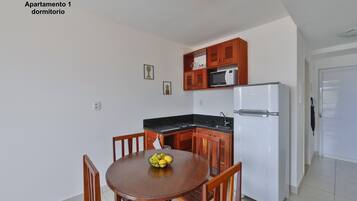 Apartamento, 1 quarto, Cozinha, Vista Parcial para o mar | Private kitchen | Full-sized fridge, microwave, stovetop, coffee/tea maker