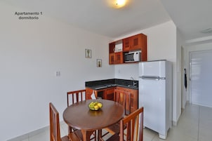 Apartamento, 1 quarto, Cozinha, Vista Parcial para o mar | Cocina privada | Cafetera o tetera, frigorífico grande, microondas y placa de cocina