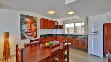 Duplex, 2 quartos, Hidromassagem particular, Vista Parcial para o mar | Private kitchen | Full-sized fridge, microwave, stovetop, coffee/tea maker