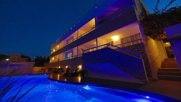 Piscina externa, guarda-sóis, espreguiçadeiras