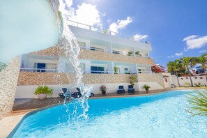 Outdoor pool, pool umbrellas, sun loungers - Pipa Centro Residence (Tibau do Sul)