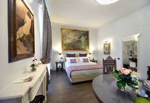 Habitació triple, 1 llit de matrimoni gran i sofà llit | Caixa forta a l'habitació, bressols gratuïts i wifi gratuïta 
