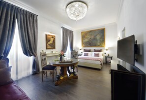 Habitació triple, 1 llit de matrimoni gran i sofà llit | Caixa forta a l'habitació, bressols gratuïts i wifi gratuïta 