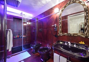 A modern bathroom with a glass-enclosed shower, a bidet, and a vanity with a large mirror. - Suites Rome Condotti (Rome)