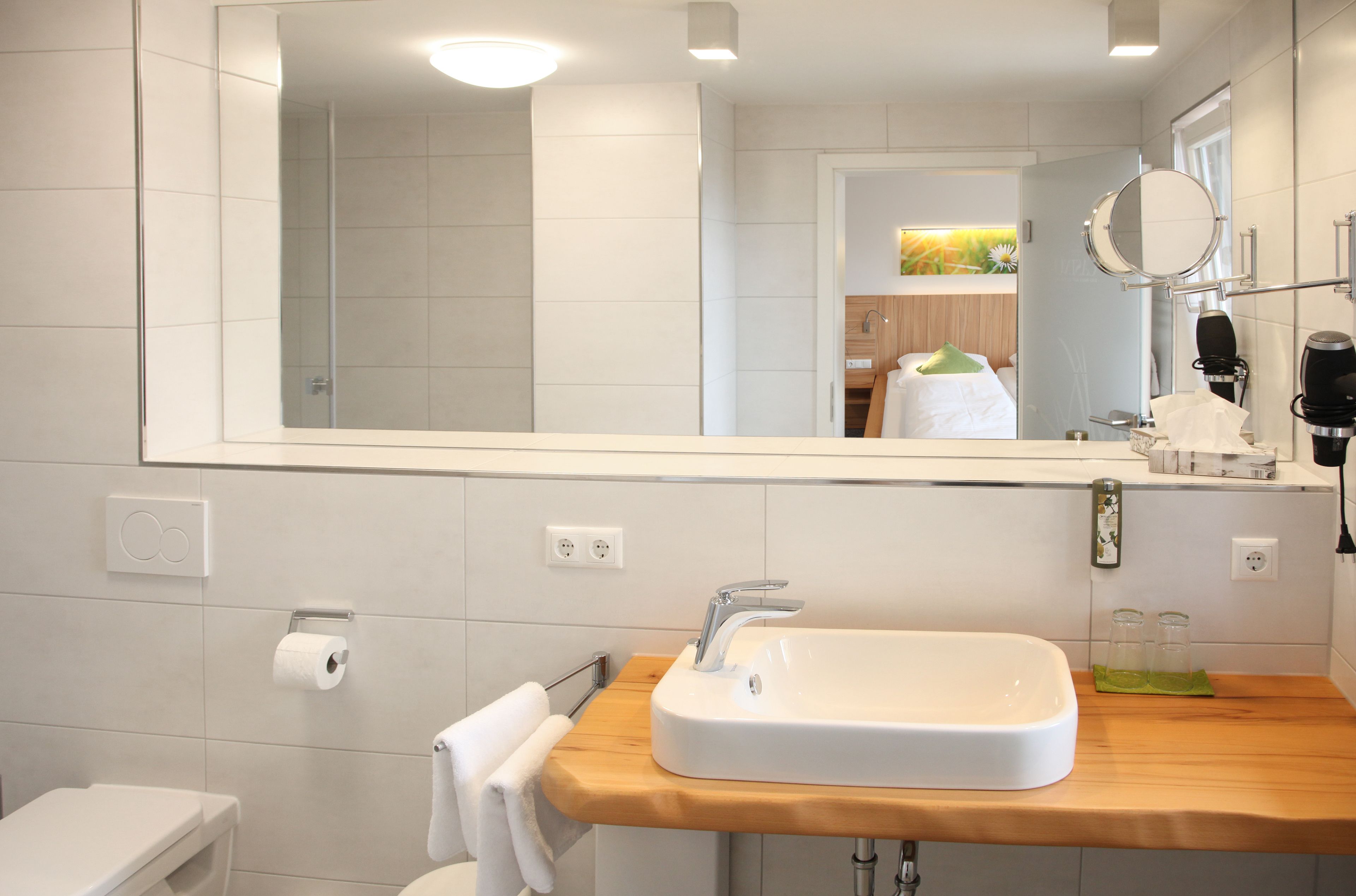 standard double room, city view | bathroom | shower, free toiletries, hair dryer, towels