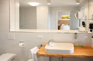 Doppelzimmer | Banheiro | Chuveiro, produtos de toalete grátis, secador de cabelo 