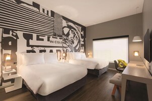 客房内保险箱、办公桌、笔记本电脑工作区、遮光窗帘