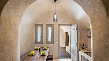 Deluxe-Villa, Whirlpool | Essbereich im Zimmer