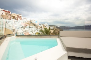 Suite (Petit, Outdoor heated Jetted Tub) - The Dream (Santorini)