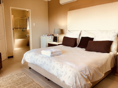 Deluxe Triple Room | Premium bedding, blackout drapes, iron/ironing board, WiFi