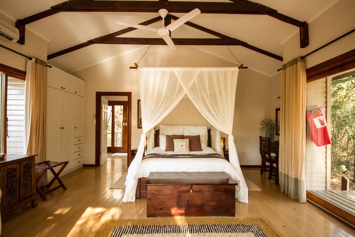 Luxe villa, 3 slaapkamers (Self- Catering ) | Een kluis op de kamer, individueel gedecoreerd, een bureau