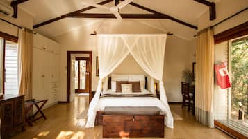 Villa Luxe, 3 chambres (Self- Catering ) | Coffres-forts dans les chambres, décoration personnalisée, bureau