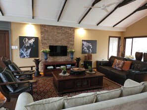 Villa de lujo, 3 habitaciones (Self- Catering ) | Caja de seguridad en la habitación y decoración personalizada 