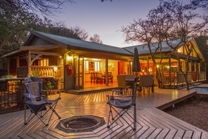 住宿正面 - 傍晚/夜晚