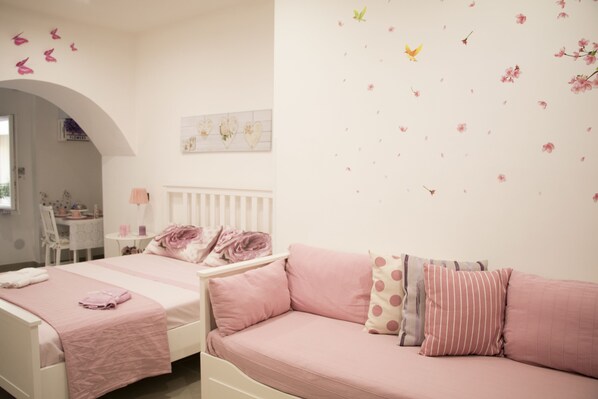 Ein Schlafzimmer mit Bett, Sofa und Schreibtisch.