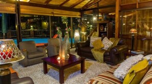Lounge - Jorn's Gastehaus (Mbombela)
