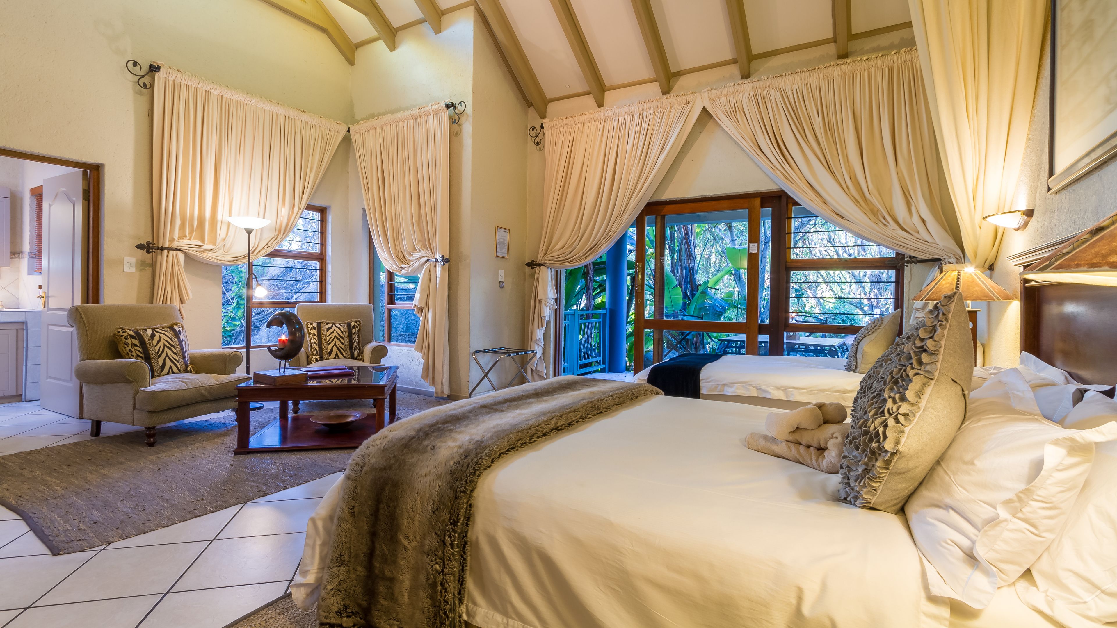 Exclusive Studio Suite, Multiple Beds, Hot Tub, Garden View | Living area