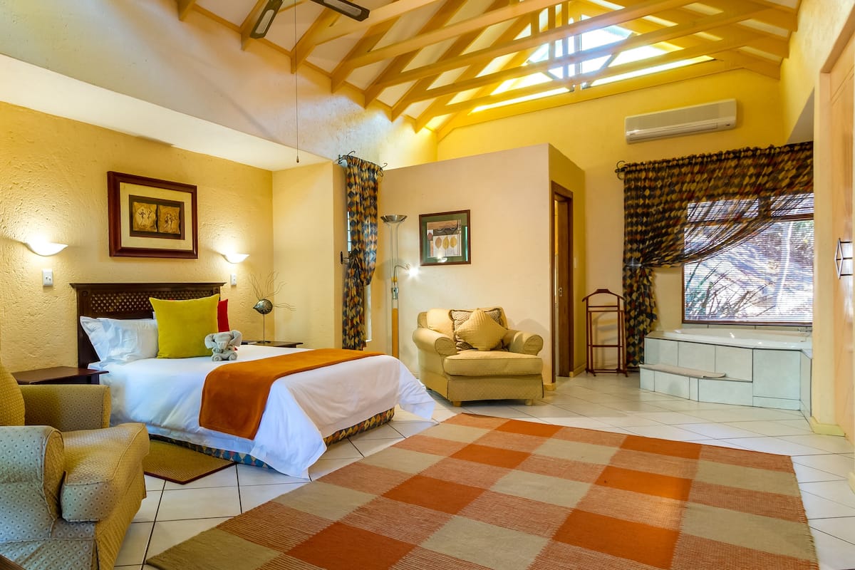 Honeymoon suite, 1 kingsize bed, hot tub, uitzicht op tuin | Een minibar, een kluis op de kamer, een bureau, geluiddichte muren