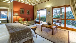 Minibar, in-room safe, desk, soundproofing - Jorn's Gastehaus (Mbombela)