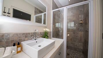 Standard Room, 1 Bedroom | Bathroom | Combined shower/tub, free toiletries, hair dryer, bathrobes