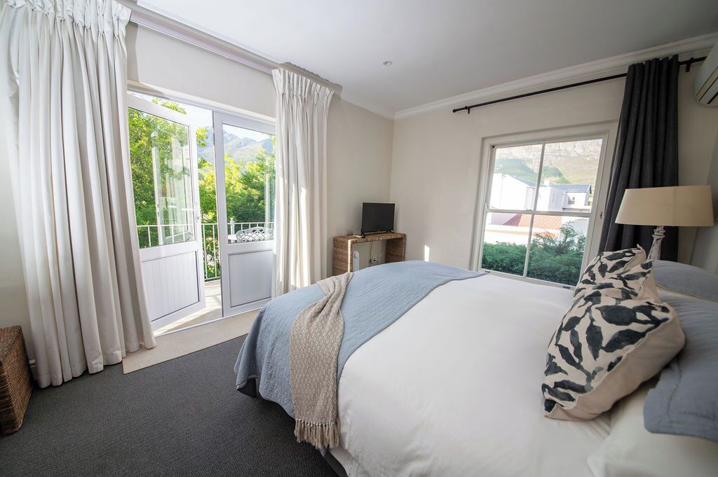 Luxury Room, 1 Bedroom | In-room safe, blackout drapes, soundproofing, iron/ironing board